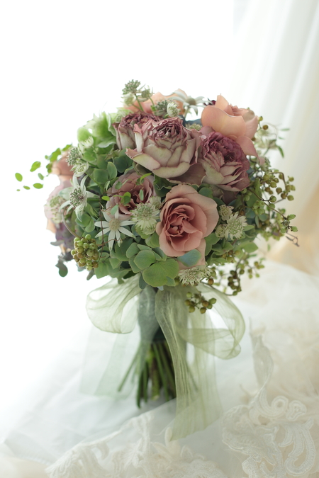 クラッチブーケ ミントグリーンのドレスに モントレ銀座様へ 一会 ウエディングの花 クラッチブーケ ミントグリーンのドレスに モントレ銀座様へ 一会 ウエディングの花