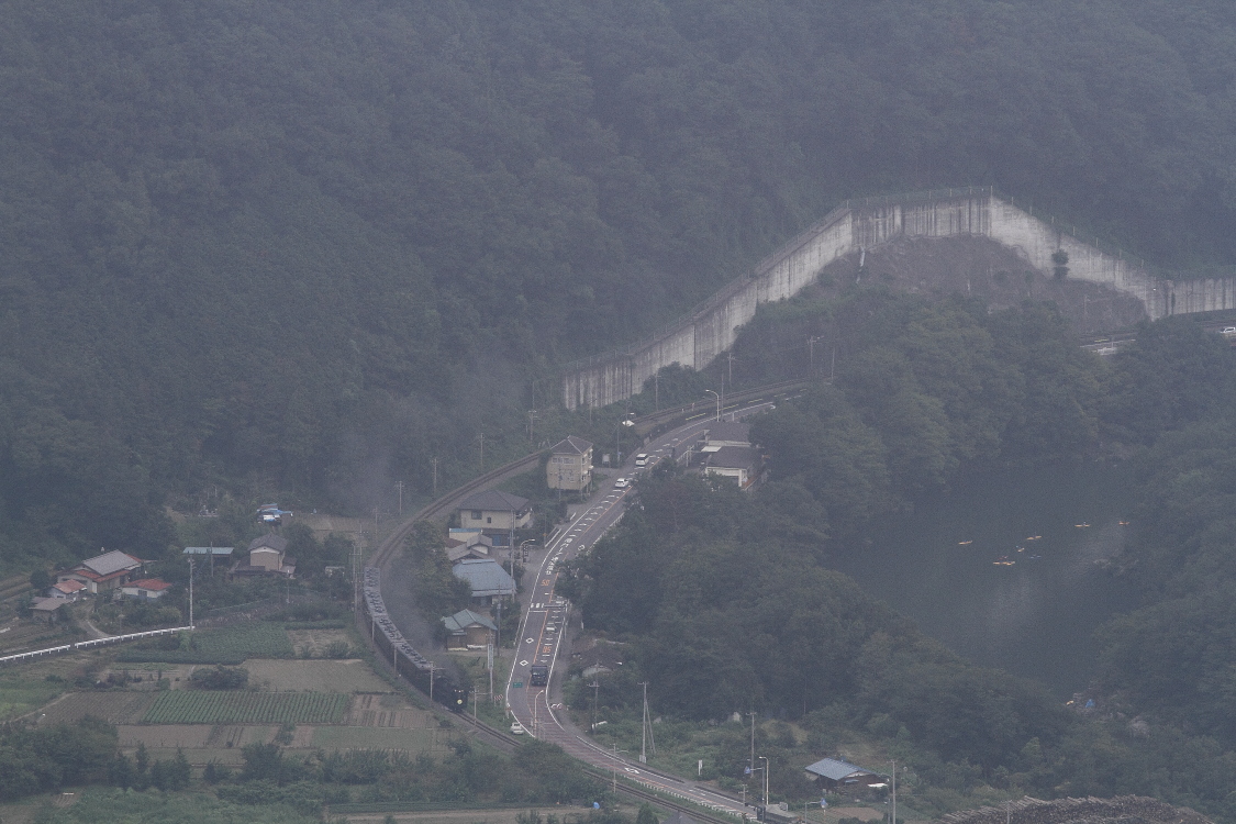 秋の三連休初日、汽車に遊ぶ人、空や川に遊ぶ人 - 2013年初秋・秩父 - _b0190710_17593298.jpg
