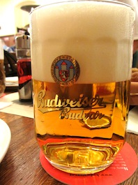 Brasserie à Prague, U MEDVIDKU - チェコのバドワイザー@ウ・メドヴィードクー_a0231632_1658432.jpg