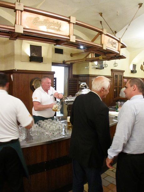 Brasserie à Prague, U MEDVIDKU - チェコのバドワイザー@ウ・メドヴィードクー_a0231632_17343526.jpg