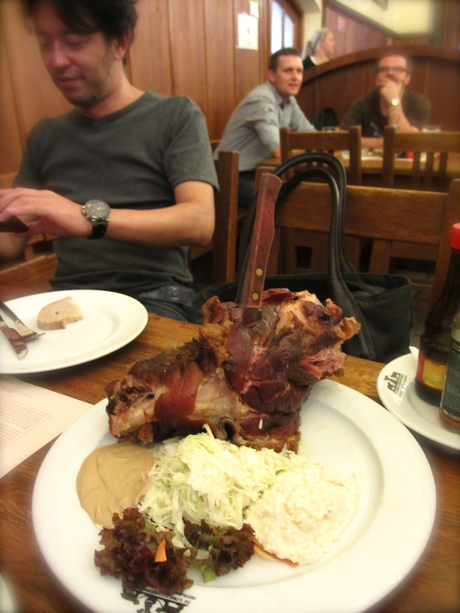 Brasserie à Prague, U MEDVIDKU - チェコのバドワイザー@ウ・メドヴィードクー_a0231632_17413148.jpg