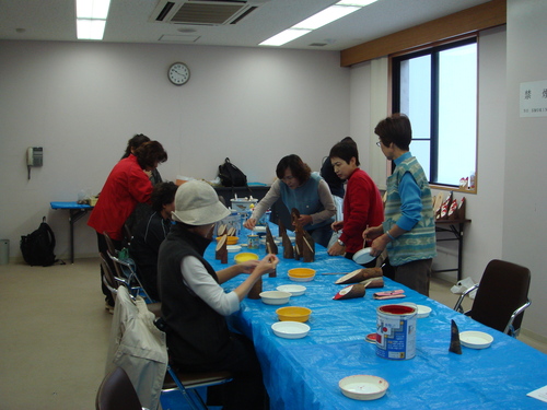 香の会丸太サンタ作り　　in  潮騒ビバレー会議室_c0108460_1442529.jpg