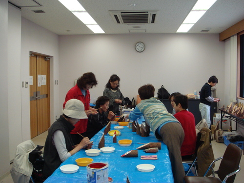 香の会丸太サンタ作り　　in  潮騒ビバレー会議室_c0108460_1444240.jpg