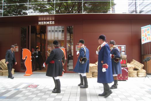 エルメス名古屋三越栄店開店 大きなjellyの木の下で エルメス名古屋三越栄店開店 大きなjellyの木の下で