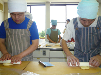 施設間交流でパン作り!_a0154110_16484898.jpg