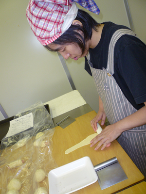 施設間交流でパン作り!_a0154110_1649066.jpg