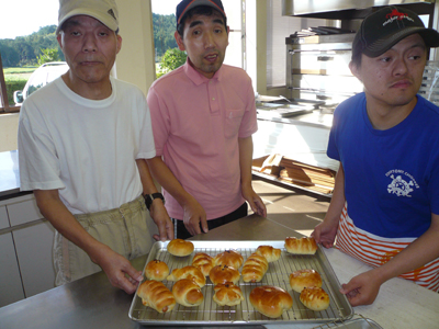 施設間交流でパン作り!_a0154110_1649246.jpg
