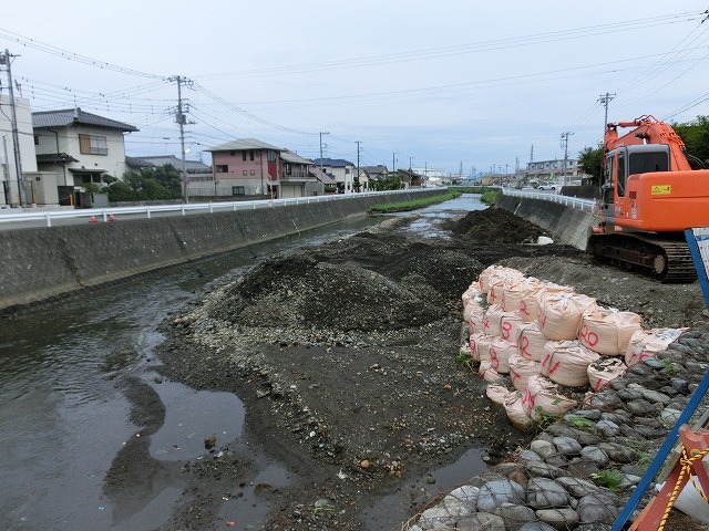 小潤井川の浚渫工事で感じる川が運ぶ大量の土砂_f0141310_7335251.jpg