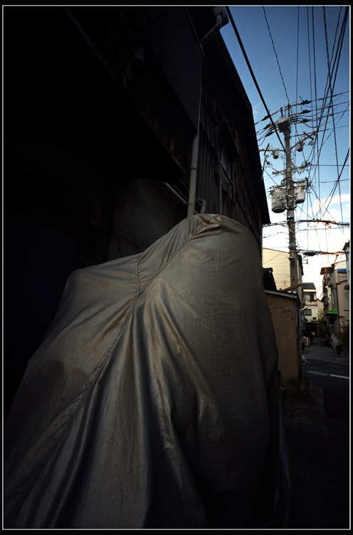 463.10 ホロゴンデイ108「2010年11月27日大阪玉造の下町はその日なぜか晴れていた」10　闇の中_c0168172_19312714.jpg