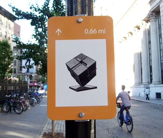 NYの街角に、何かと便利な\"Art within One Mile\"(1マイル以内のアート)看板が登場_b0007805_116050.jpg