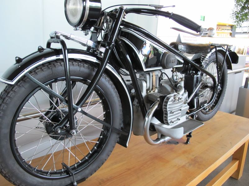 軽自動車とBMW_f0076731_2145169.jpg