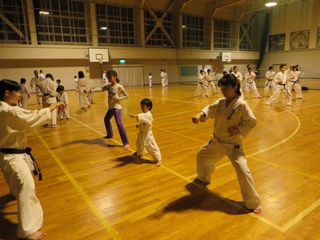 土曜日空手 新しい仲間です!_c0118332_23421058.jpg