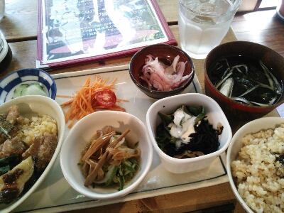 油揚げ の野菜を食べるカフェランチ 穴守稲荷 カフェ Ol食べ歩き Diary 油揚げ の野菜を食べるカフェランチ 穴守稲荷 カフェ Ol食べ歩き Diary