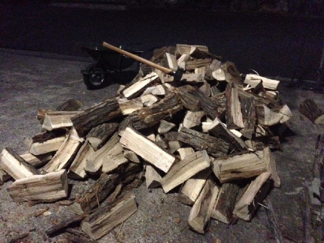 切ってから数年経った古い薪木・薪