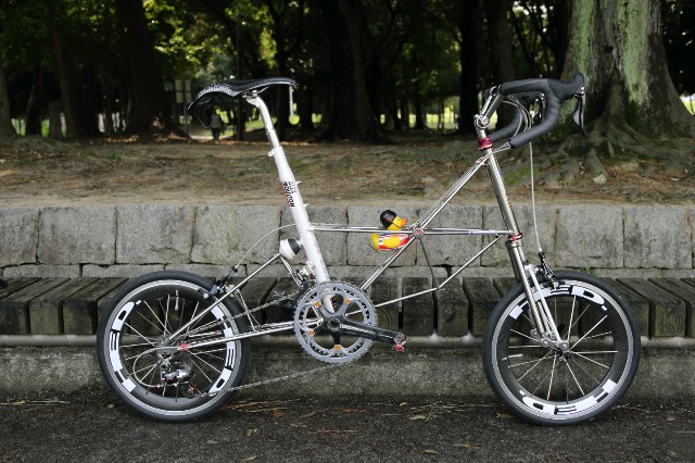 アレックスモールトン MOULTONEER 凝り固まっ Vol.1 ピンバッジ付 アレックスモールトン MOULTONEER 凝り固まっ Vol.1 ピンバッジ付