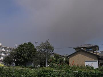 灰の降る「秋分の日」。鹿児島国際大学は通常授業でカフェ営業_e0130185_1452547.jpg