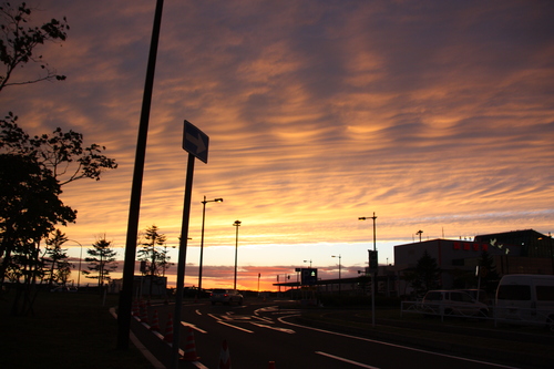 あやしい雲がすごい夕焼けを演出しました。 9月26日_f0113639_20191395.jpg