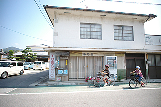 仁尾の古いお店いろいろ_e0066586_6492068.jpg