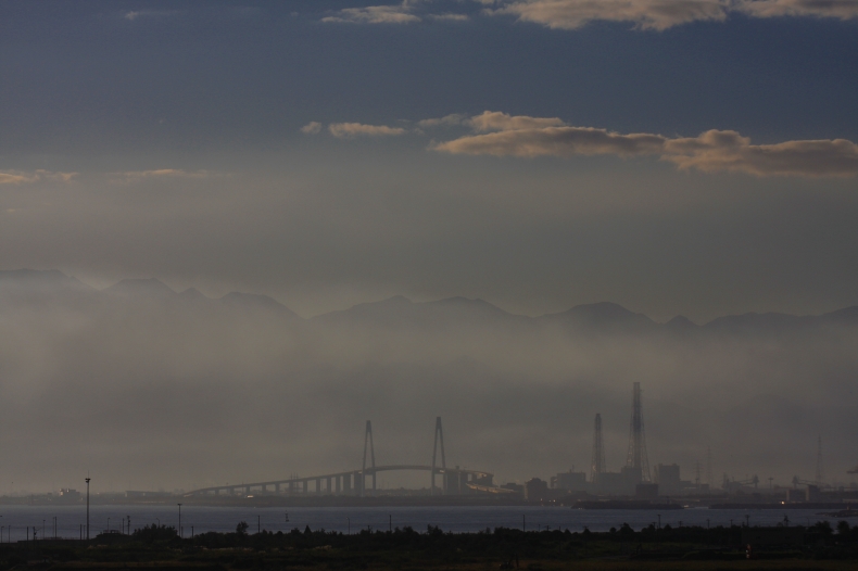 霞む北アルプスと新湊大橋　　013/9/27_d0060435_1445199.jpg