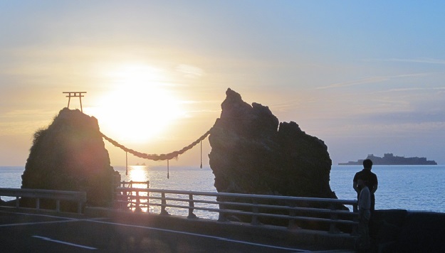 野母崎の夫婦岩からの夕日と鍋冠山からの夜景 うふふの時間 野母崎の夫婦岩からの夕日と鍋冠山からの夜景 うふふの時間
