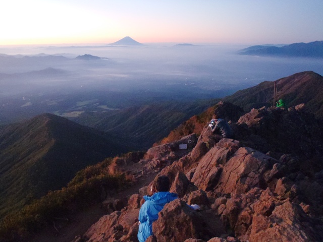 八ヶ岳：赤岳頂上でF井さんの日本１００名山完登を祝う_d0032262_10174722.jpg