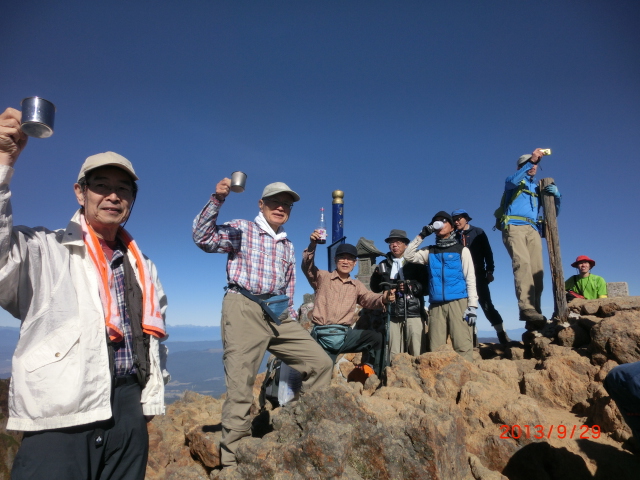 八ヶ岳：赤岳頂上でF井さんの日本１００名山完登を祝う_d0032262_10414859.jpg