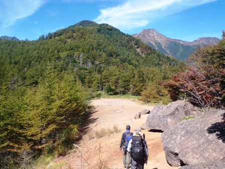 八ヶ岳：赤岳頂上でF井さんの日本１００名山完登を祝う_d0032262_948379.jpg