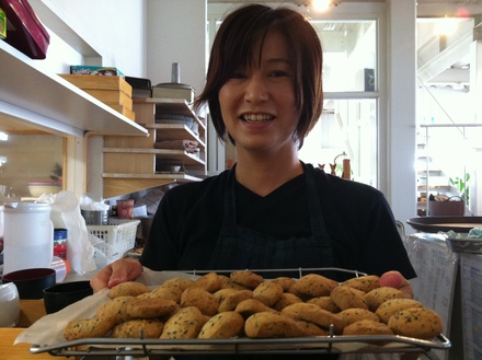 黒ゴマクッキー 日進市 ブリットボウル_c0128487_18231048.jpg