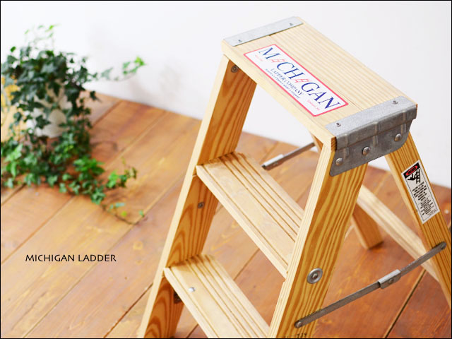 MICHIGAN LADDER [ミシガンラダー]TYPE 3 WOOD STEP STOOL　[110002] _f0051306_19114520.jpg