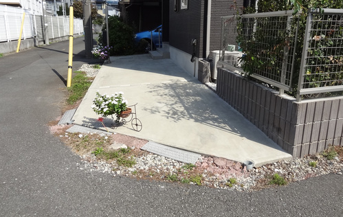 ご近所散歩-内と外の境界_e0264942_1236989.jpg