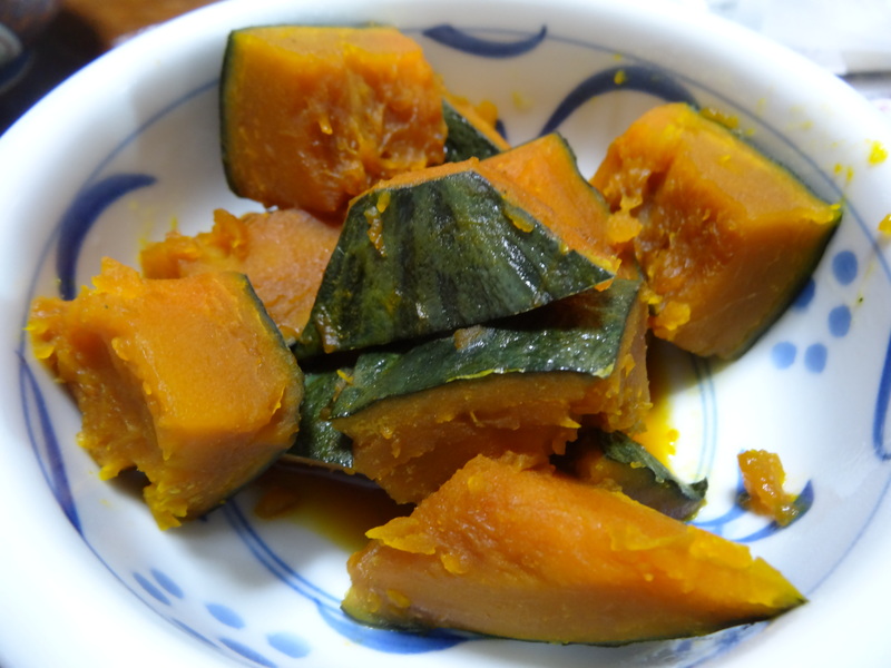 水沢饂飩、南瓜の煮付け、トマトの冷たいサラダ、玉蒟蒻、鮭の西京味噌漬け、カレーライスです。_c0225997_0554929.jpg