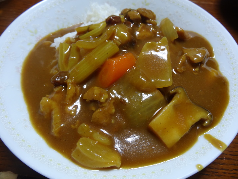 水沢饂飩、南瓜の煮付け、トマトの冷たいサラダ、玉蒟蒻、鮭の西京味噌漬け、カレーライスです。_c0225997_1531173.jpg