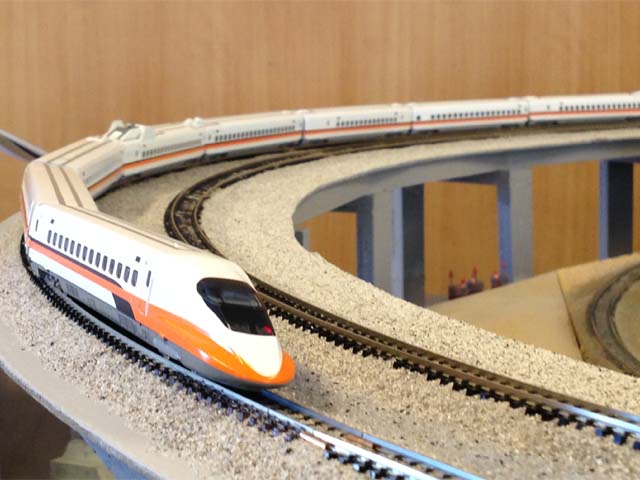 新品同様新品同様台湾新幹線 高鉄700T 開通記念模型12両 SEIKO時計 シリアルナンバー 鉄道模型 