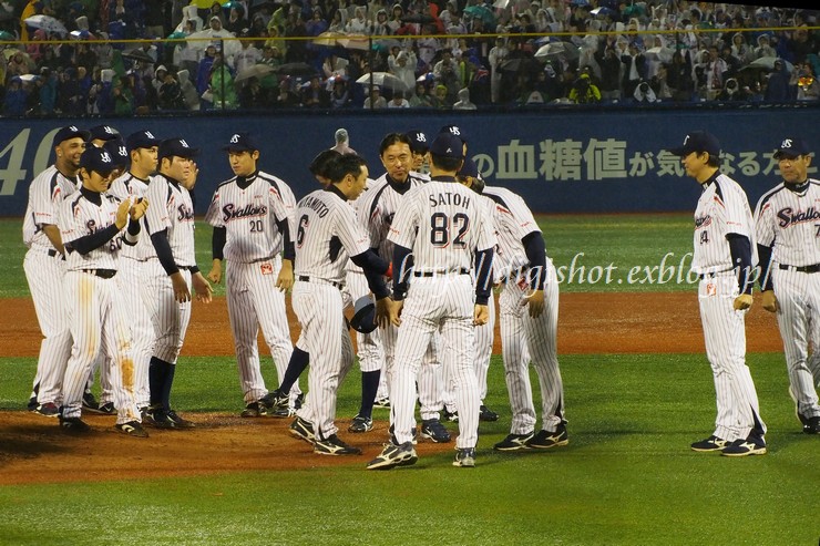 10/4宮本慎也選手引退試合観戦、引退セレモニーフォト1、胴上げ他_e0222575_2404134.jpg