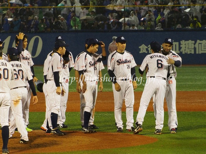 10/4宮本慎也選手引退試合観戦、引退セレモニーフォト1、胴上げ他_e0222575_2411535.jpg