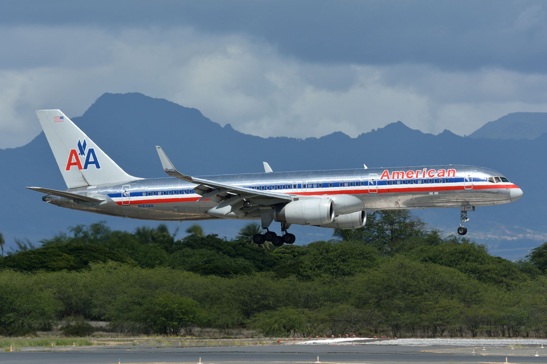 BOEING 757-200 / N183AN : SKY LOUNGE GARDEN -transporter side-