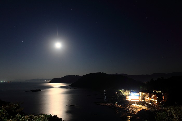 月夜の海 彩