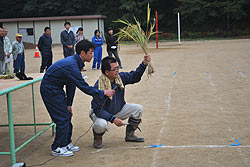 稲刈り体験(月光原小・西根小)_d0247484_1953328.jpg