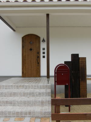 ナチュラルフレンチの白い家 外構工事もうすぐ完成です Dream Of Housing スタッフのブログ ナチュラルフレンチの白い家 外構工事もうすぐ完成です Dream Of Housing スタッフのブログ
