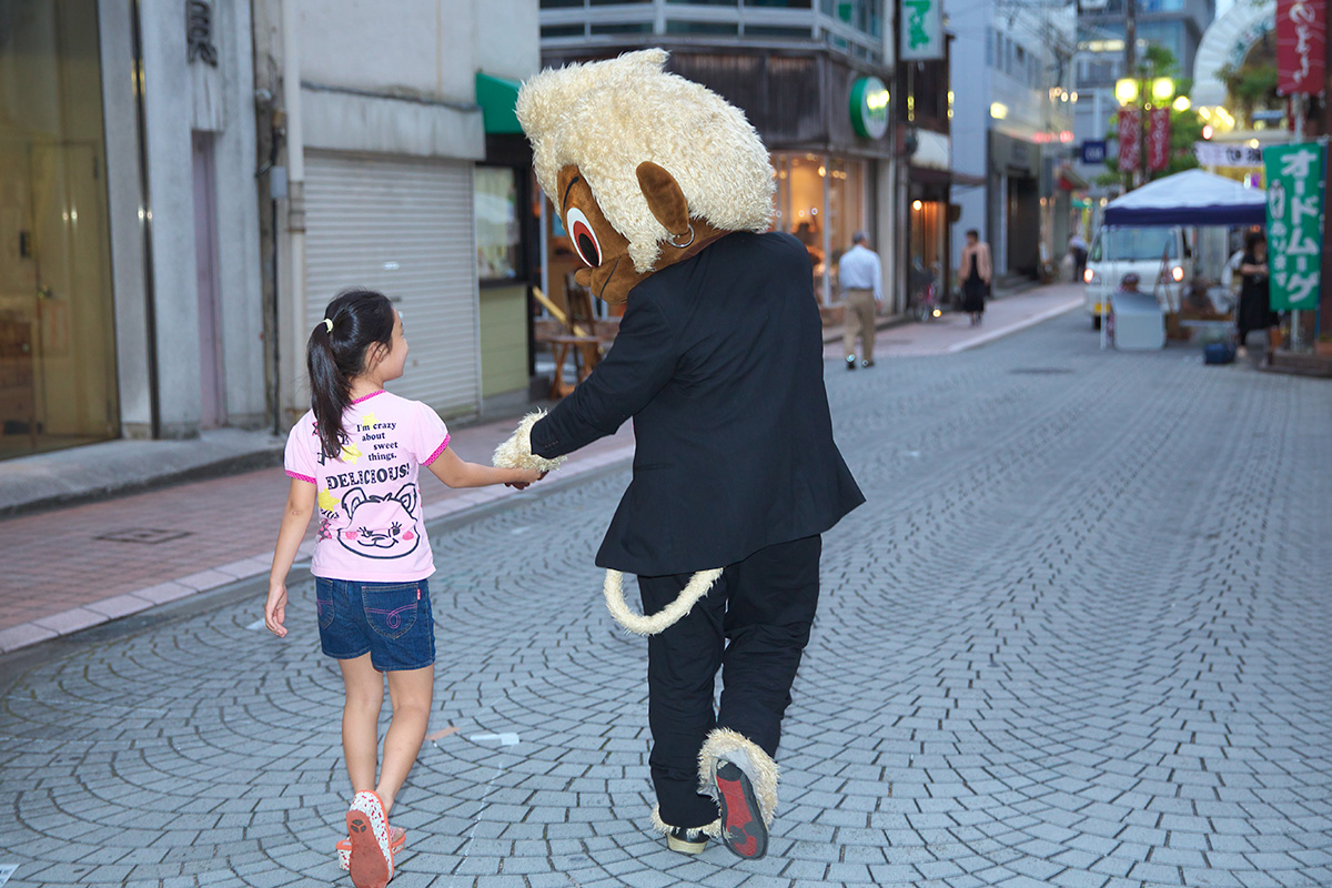 手を繋いで歩調を合わせて （飛騨高山お猿のくぅ）_c0115616_6382942.jpg