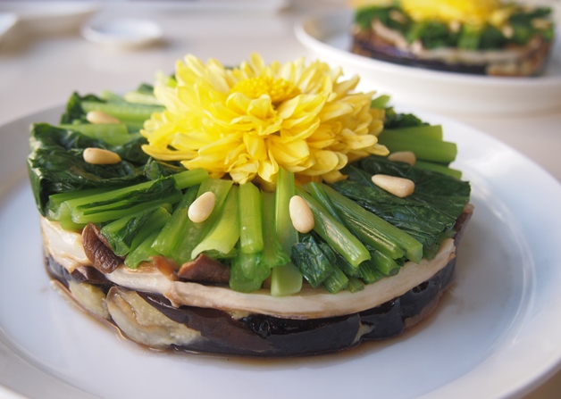 菊の花ソースの揚げ茄子_e0148373_16375488.jpg