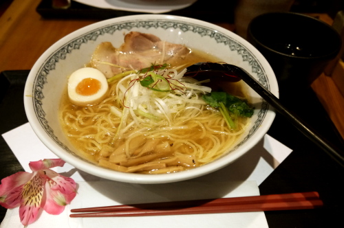元町食堂で塩ラーメン@Denman St._d0129786_15414349.jpg