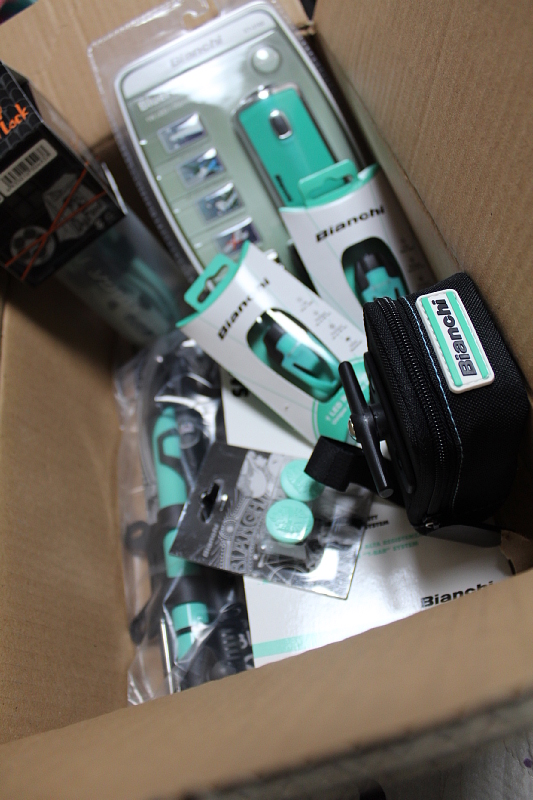 ◆Bianchi アクセサリー到着!チェレステ地獄!(笑)_b0008655_21322462.jpg