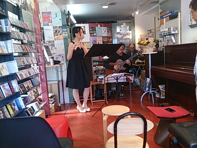 なんともいえず温かなライブ! 経麻朗さん&小笠原直子さん。_e0046190_1919217.jpg