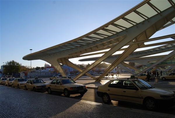 長い時間待っていたくなるバス停と駅 ポルトガル リスボン オリエンテ駅 アーバン ガーデン ウォッチング