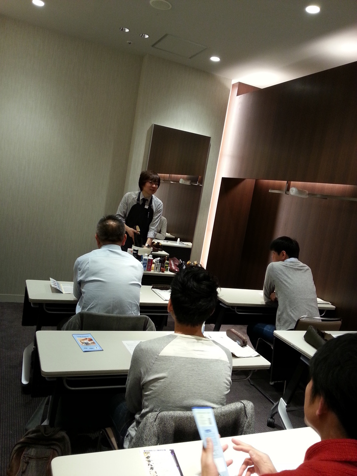 靴の基本のお手入れをグランブルーセットの内容で行いました。_b0226322_11393915.jpg