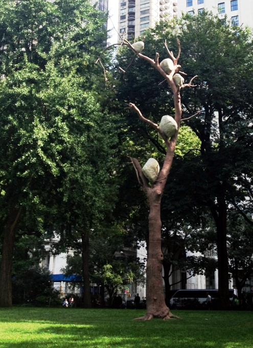 NYの公園に展示中の「人とアートと自然」を表現したパブリック・アート Ideas of Stone_b0007805_2145559.jpg