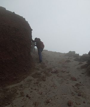 台風下の霧島登山（１：高千穂峰）１０月１４日_d0124388_157242.jpg