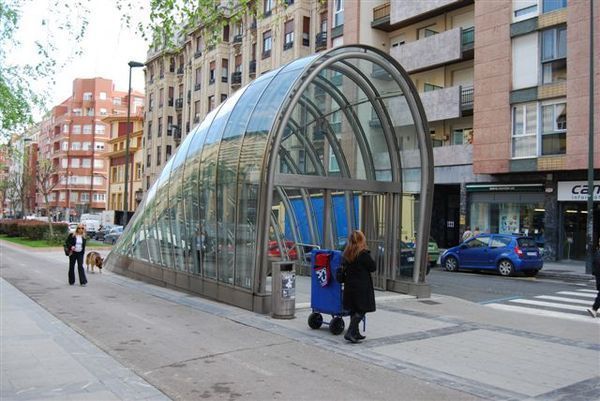 ノーマン フォスターによる地下鉄の出入口 スペイン ビルバオ アーバン ガーデン ウォッチング