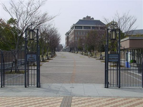 キャンパスの中央の広場とプロムナード 桃山学院大学 アーバン ガーデン ウォッチング キャンパスの中央の広場とプロムナード 桃山学院大学 アーバン ガーデン ウォッチング